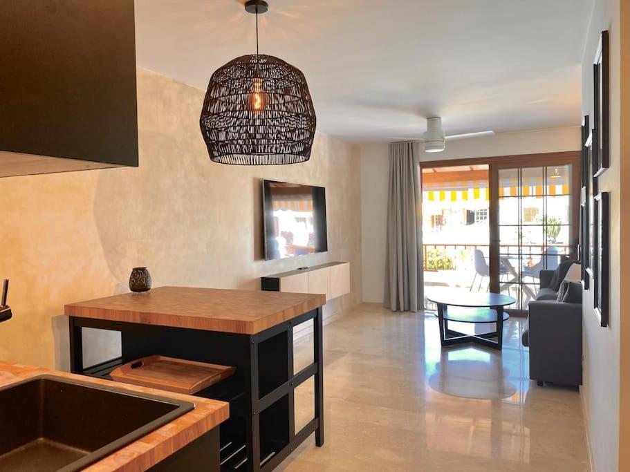 Stylish & Modern 1 Bedroom Suite On Frontline Of Playa Del Duque Costa Adeje  Exterior photo